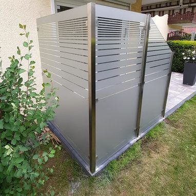 Sichtschutz durch satiniertes Streifenmotiv