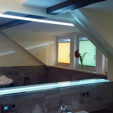 beleuchteter Spiegel in Dachschräge mit beleuchteter Glasablage