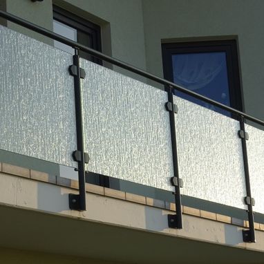 Balkongeländer mit strukturiertem Glas