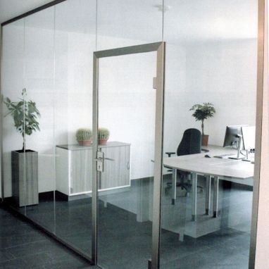 Raumteiler aus Glas mit Tür