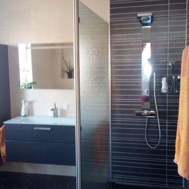 Duschabtrennung mit vertikaler Stabilisationsstange