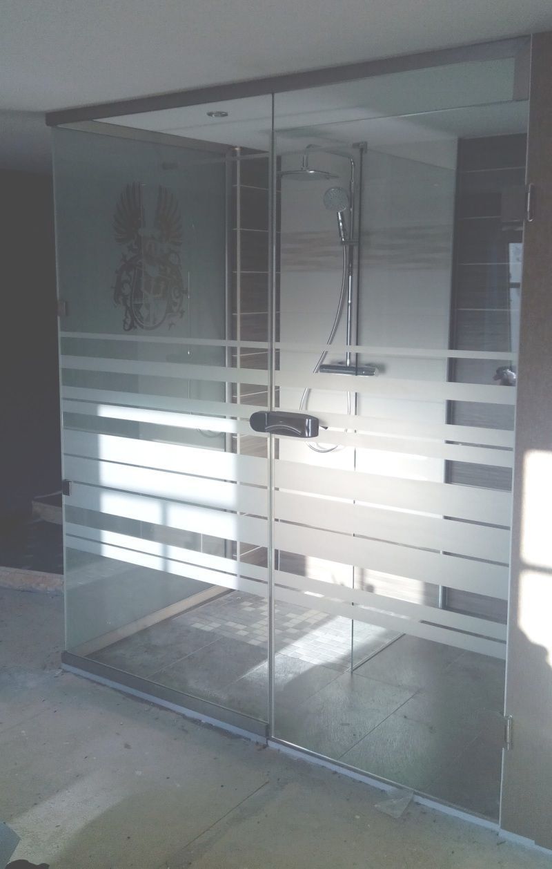 Große Dusch-Sauna-Verglasung mit Streifen