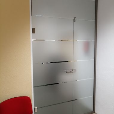 Glasraumteiler mit Drehtür