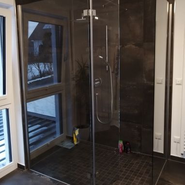 Walk-In-Dusche mit Spritzschutztür