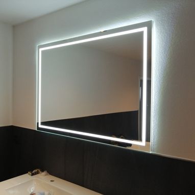 Spiegel mit umlaufend indirekter Beleuchtung