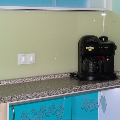 Glasrückwand in RAL-Farbe