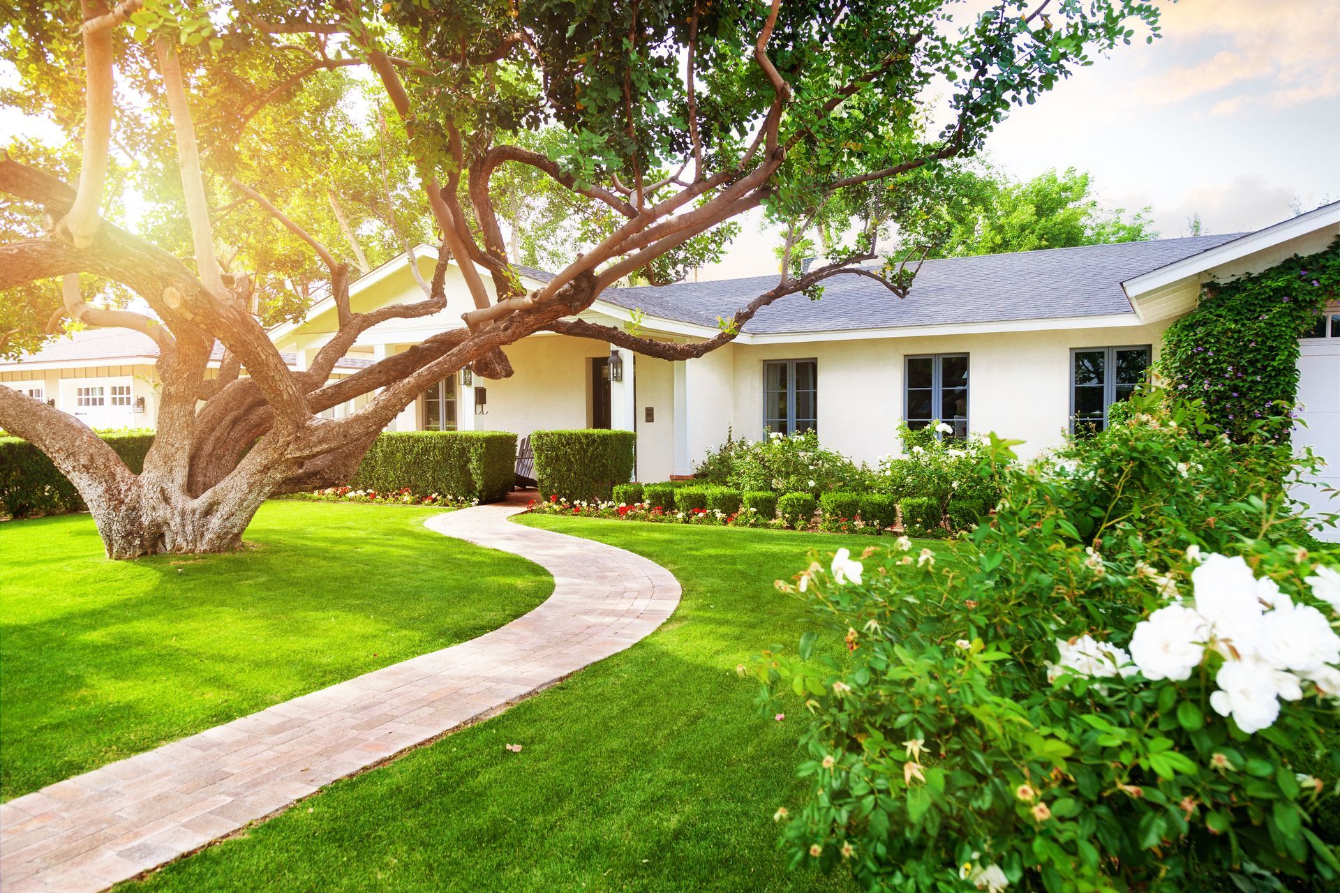 Allée de jardin jusqu'à un pavillon