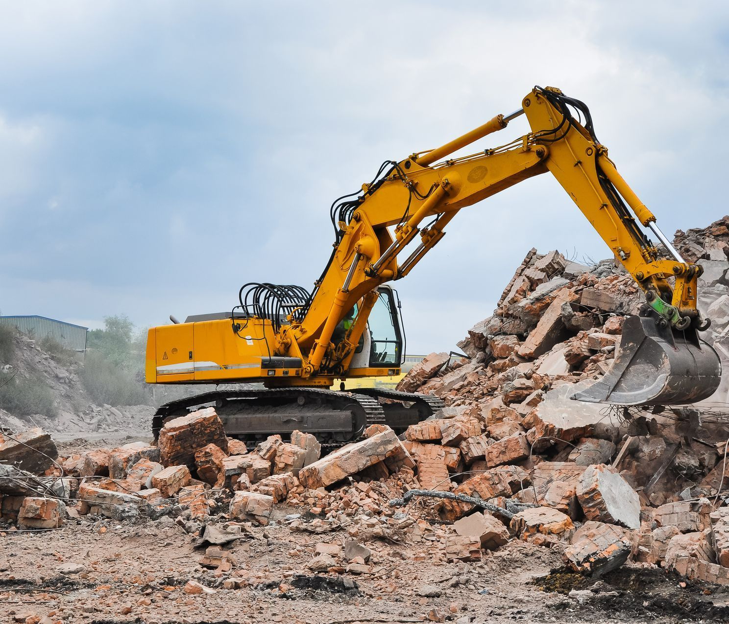 Tractopelle récupérant des gravats