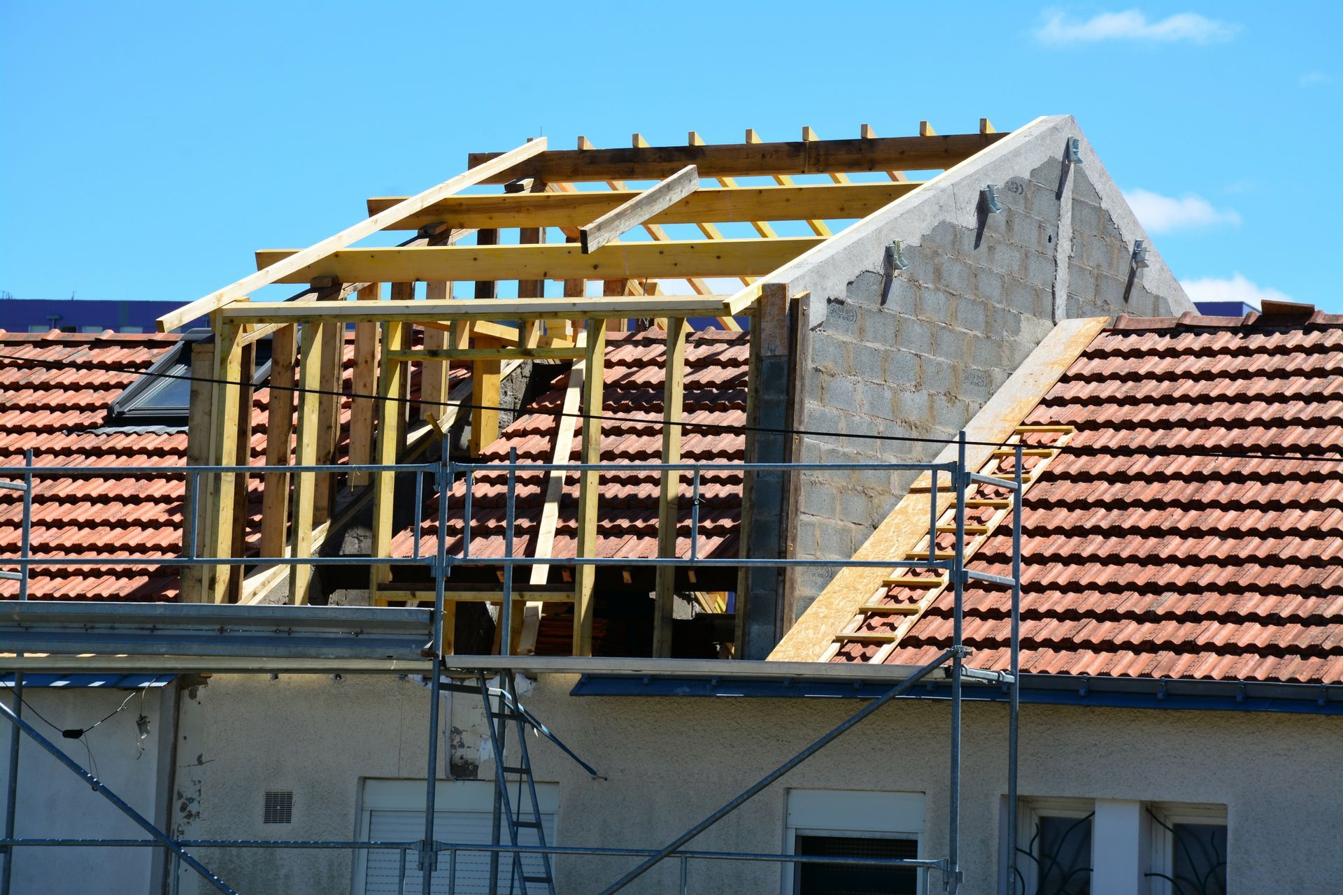 Création d'un étage sur une maison avec un toit en tuiles