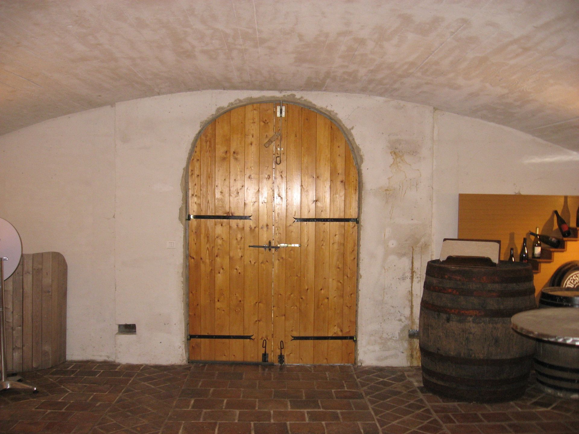 Caveau rénové en béton avec une porte en bois