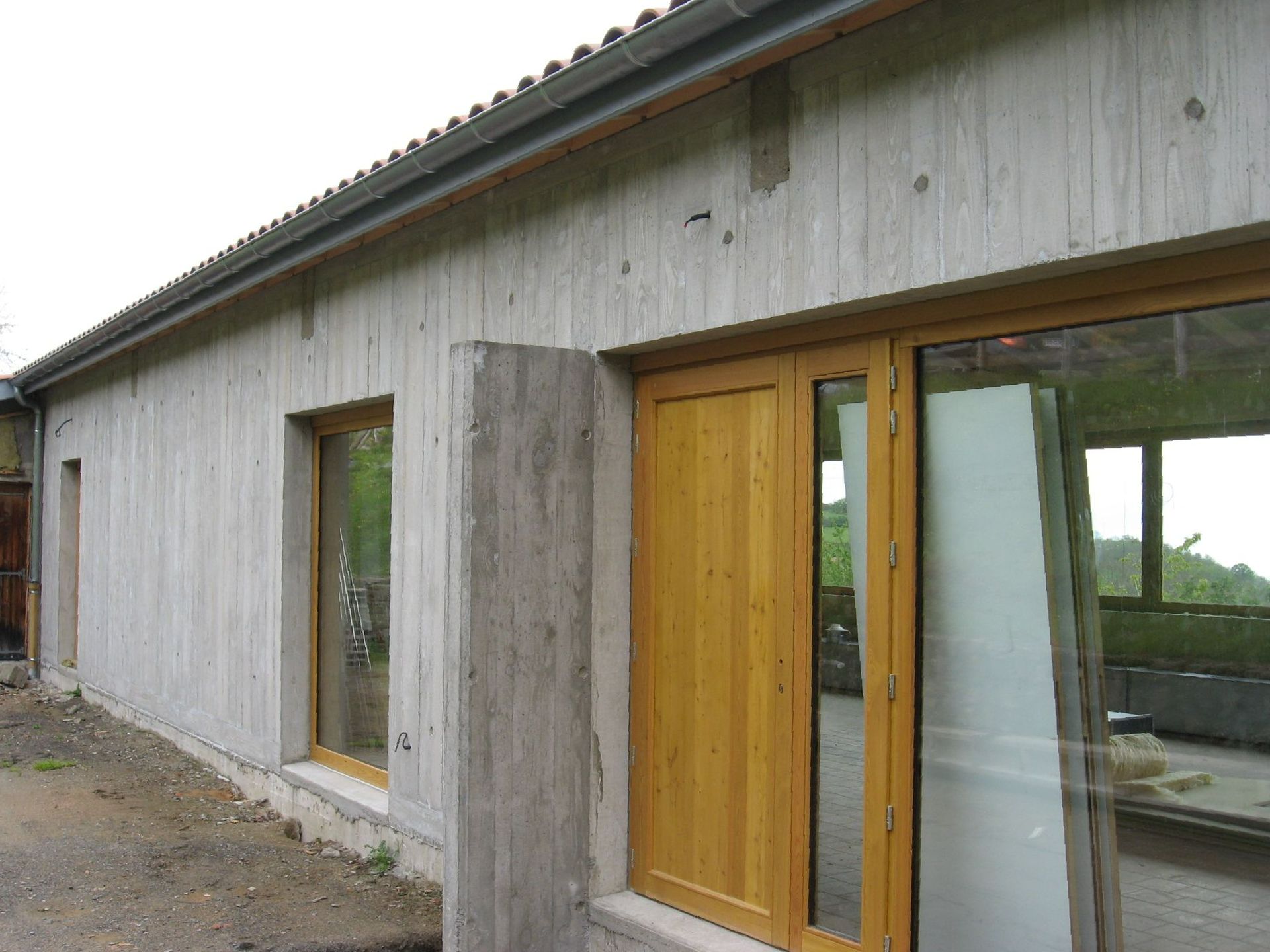 Maison avec façade en béton matricé