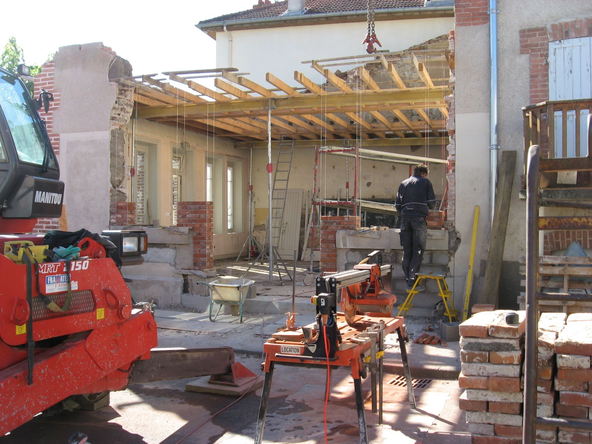 Façade d'une maison ancienne en rénovation