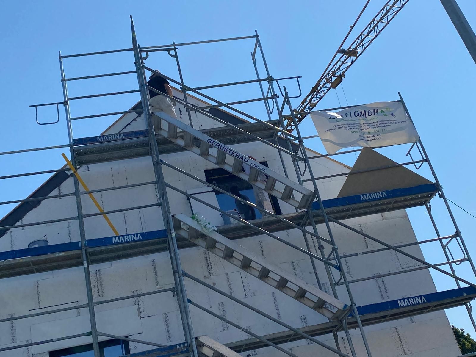 Zulfi GmbH Mann auf Leiter verputzt Wand