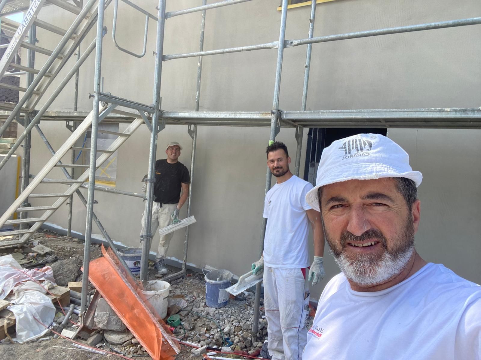 Hand demonstriert mit Dämmmaterial