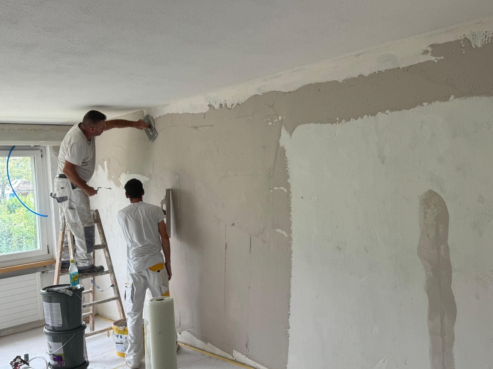 Mann steht in Baustelle, Industriegebäude