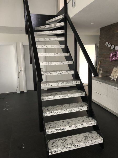Treppe schwarz-weiss Stein