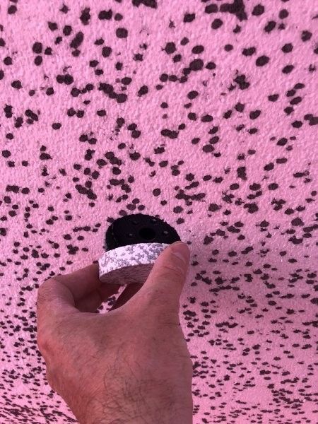 Zulfi GmbH Hand demonstriert mit Dämmmaterial 