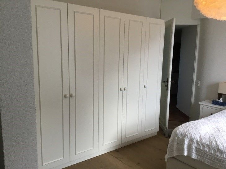 armadio in legno bianco