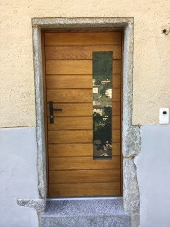 porta di ingresso in legno chiaro