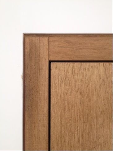 dettaglio porta di ingresso in legno chiaro