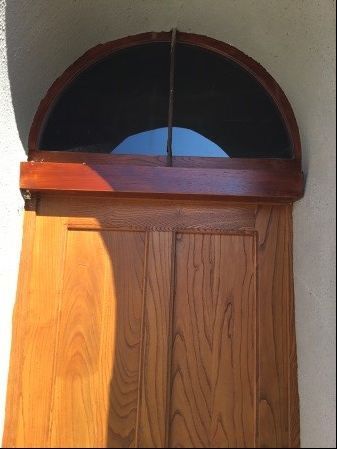 portone in legno con sezione in vetro