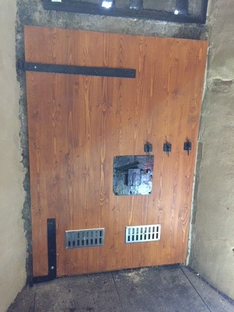 realizzazione portone in legno