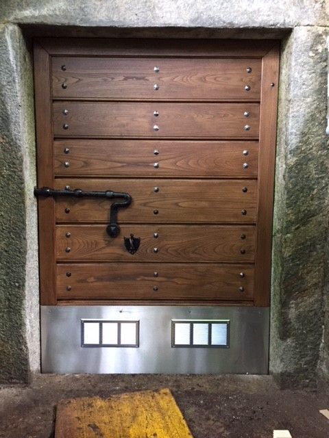 realizzazione di un portone in legno