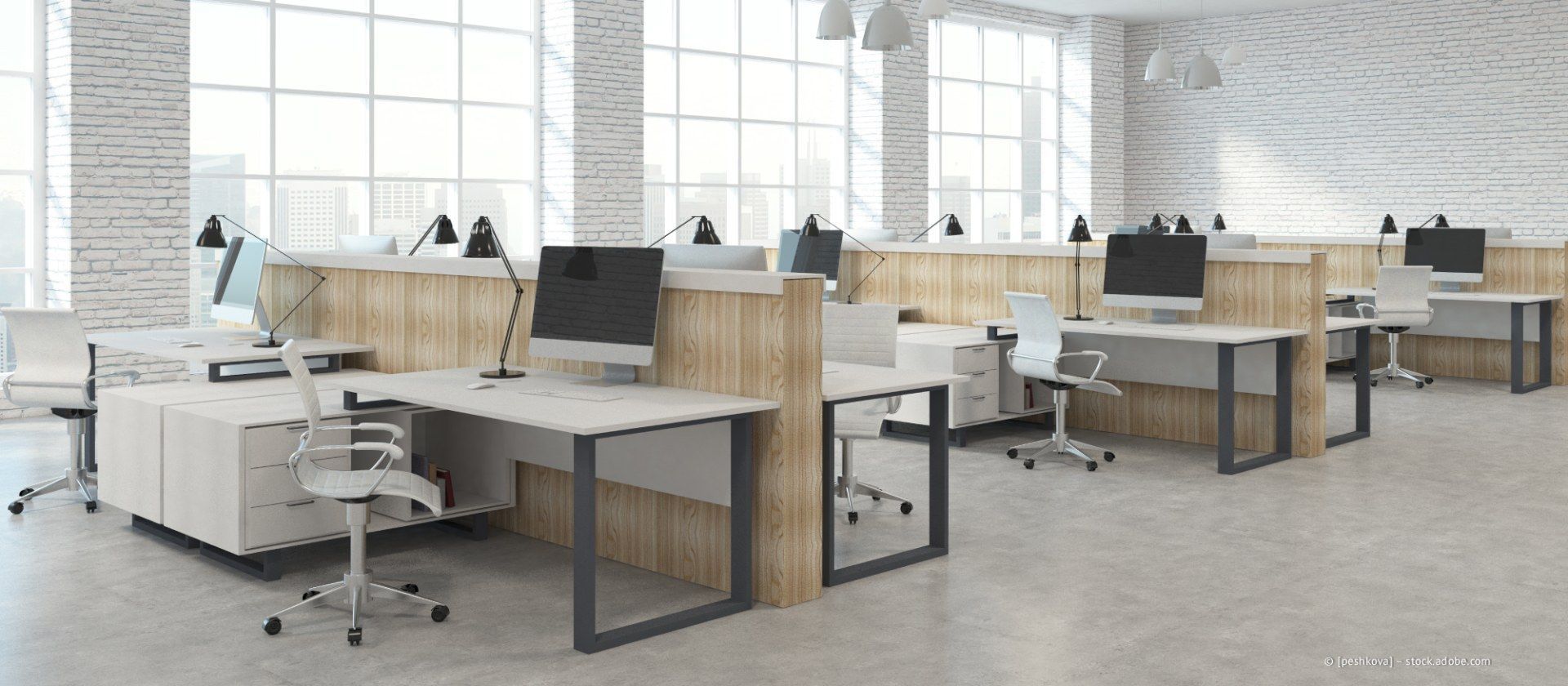 Offenes Büro mit modernen Schreibtischen, weißen Stühlen und großen Fenstern mit Blick auf die Skyline der Stadt
