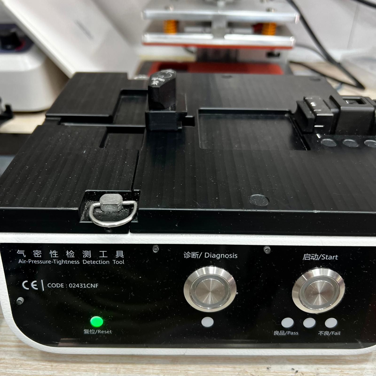 Una caja negra con escritura china se encuentra sobre una mesa.