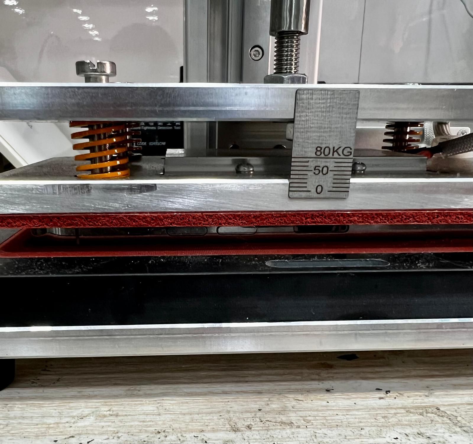 Una máquina que dice 80 kg en el costado.