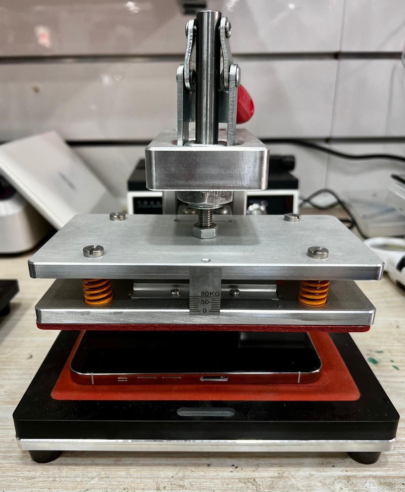 Un teléfono está encima de una máquina sobre una mesa.