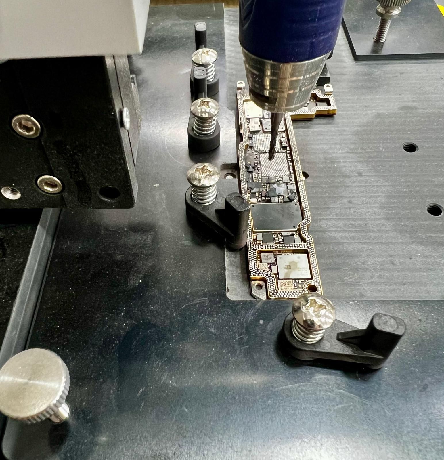 Se está utilizando un taladro para hacer un agujero en una placa base.