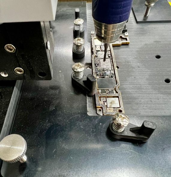 Se está utilizando un taladro para hacer un agujero en una placa base.