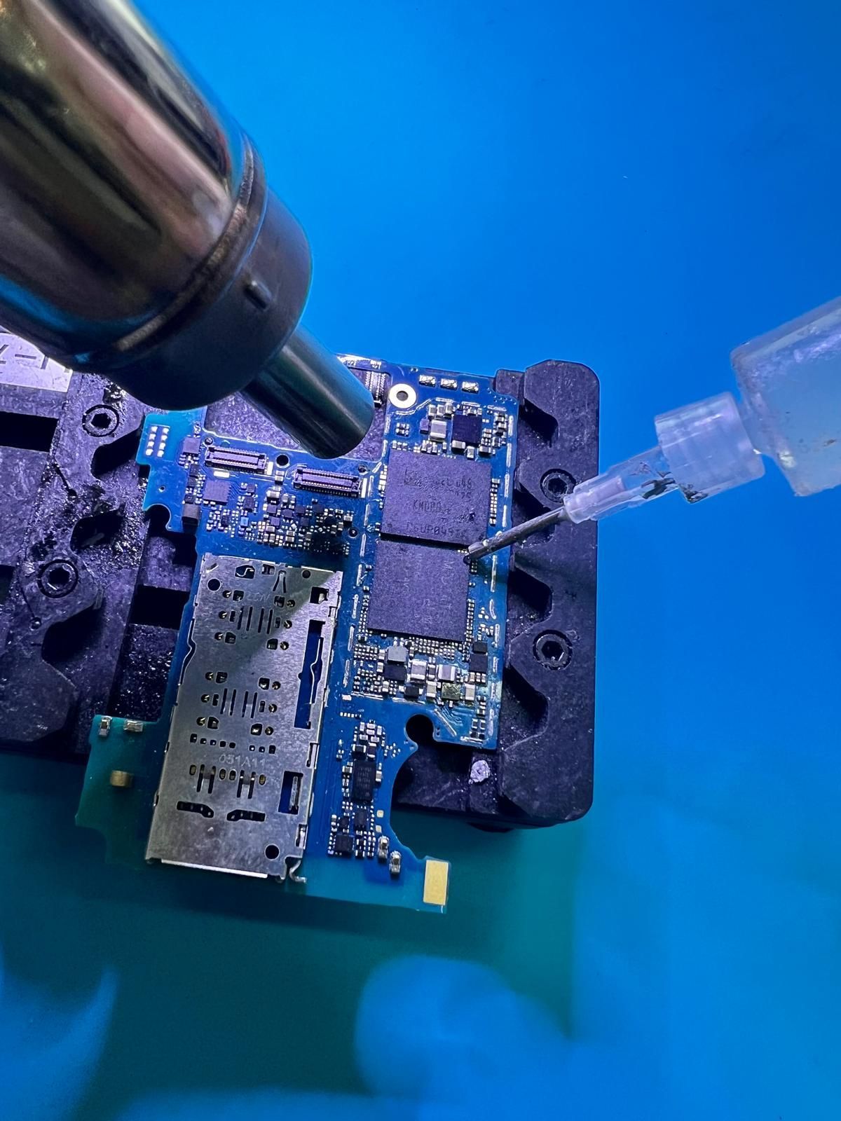 Una persona está utilizando un soldador en una placa base.