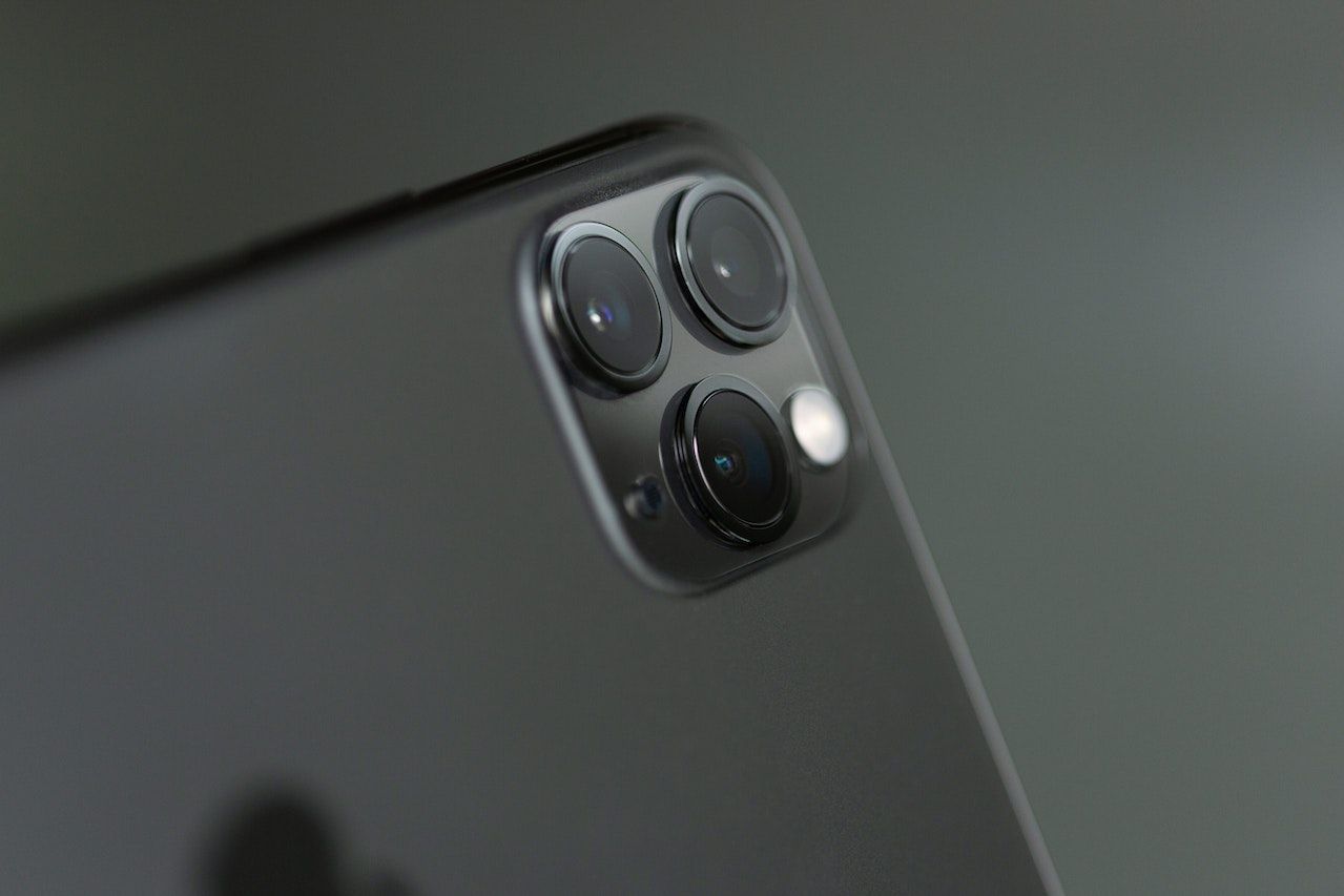 Un primer plano de la cámara en la parte posterior de un iPhone.