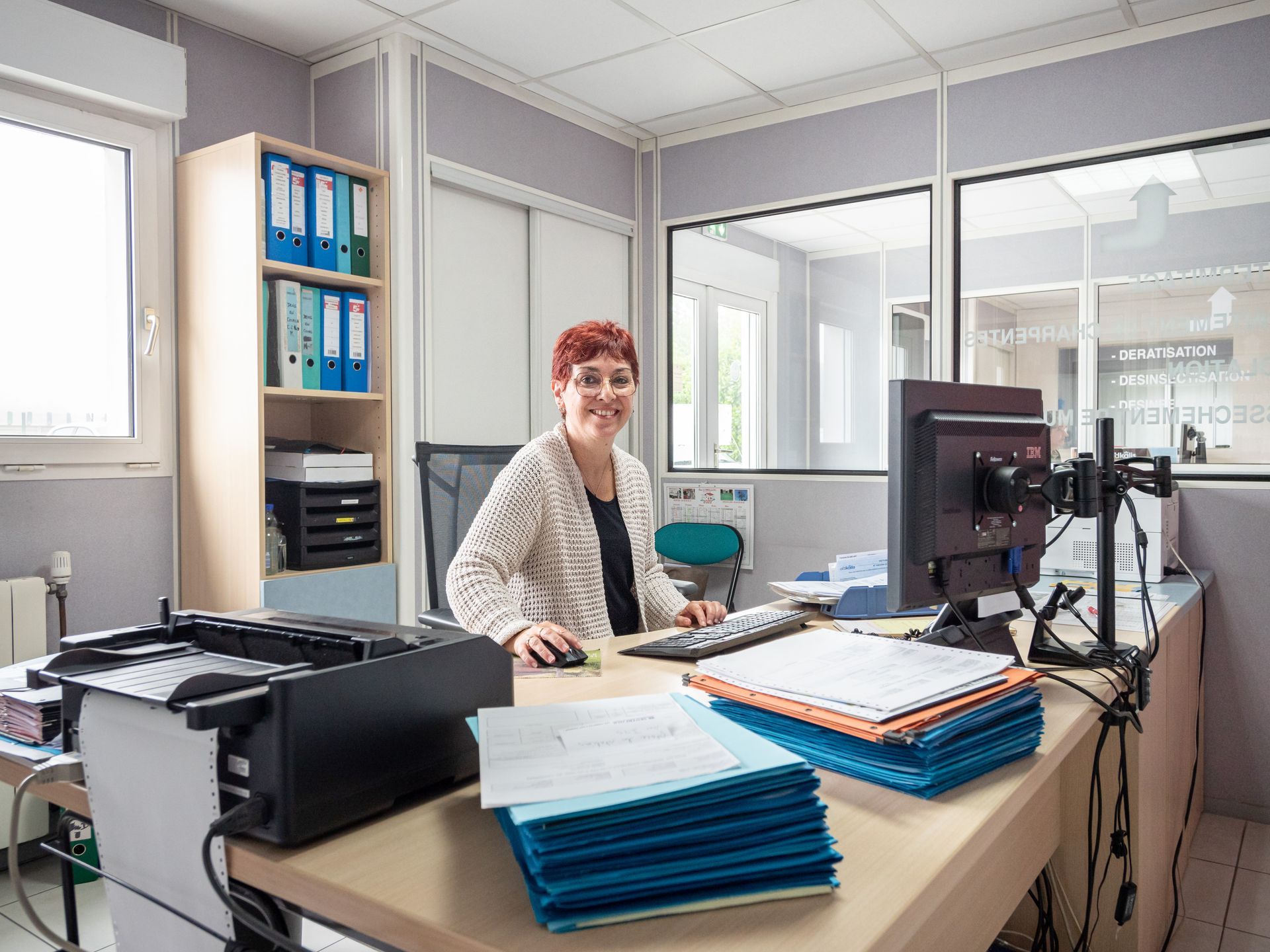 Un membre de l'entreprise à son bureau