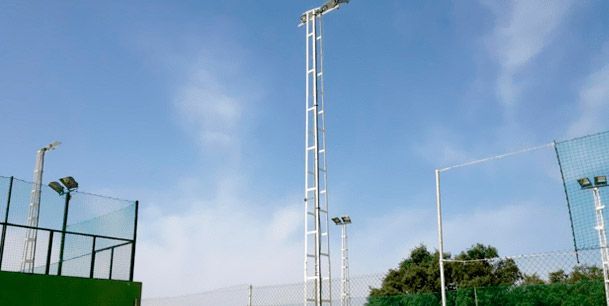 Una cancha de tenis con un cielo azul al fondo.