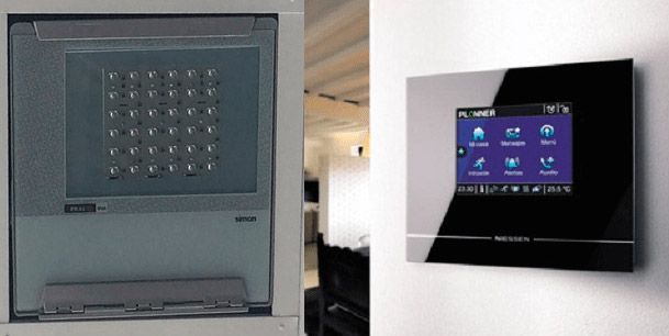 Una imagen de un timbre y una imagen de un termostato en una pared.