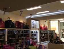 Una tienda llena de mucho equipaje y bolsos.