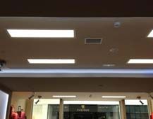 Un techo con muchas luces en una tienda.