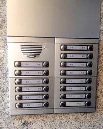 Hay un timbre con muchos botones en la pared.