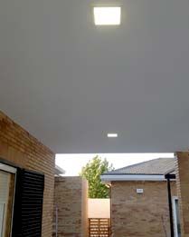 Una lámpara de techo cuelga del techo de una casa.