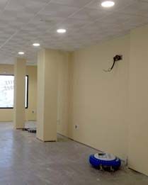 Una habitación vacía con una aspiradora en el medio.