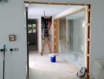 Una persona está parada en una escalera en un pasillo.