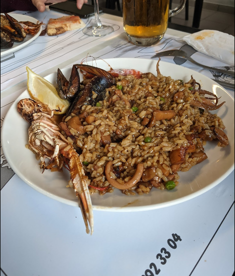 Un plato de comida con el número 92 33 04.