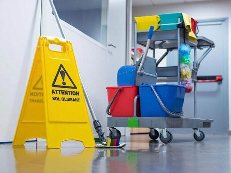 Aufsteller Rutschgefahr mit Putzwagen