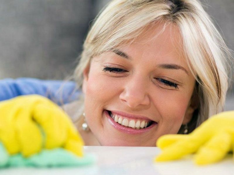 Glückliche Frau bei der Arbeit