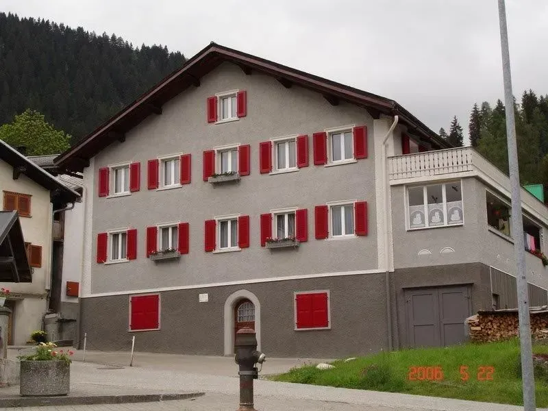 Ein im Bau befindliches Haus mit Eimern voller Farbe davor