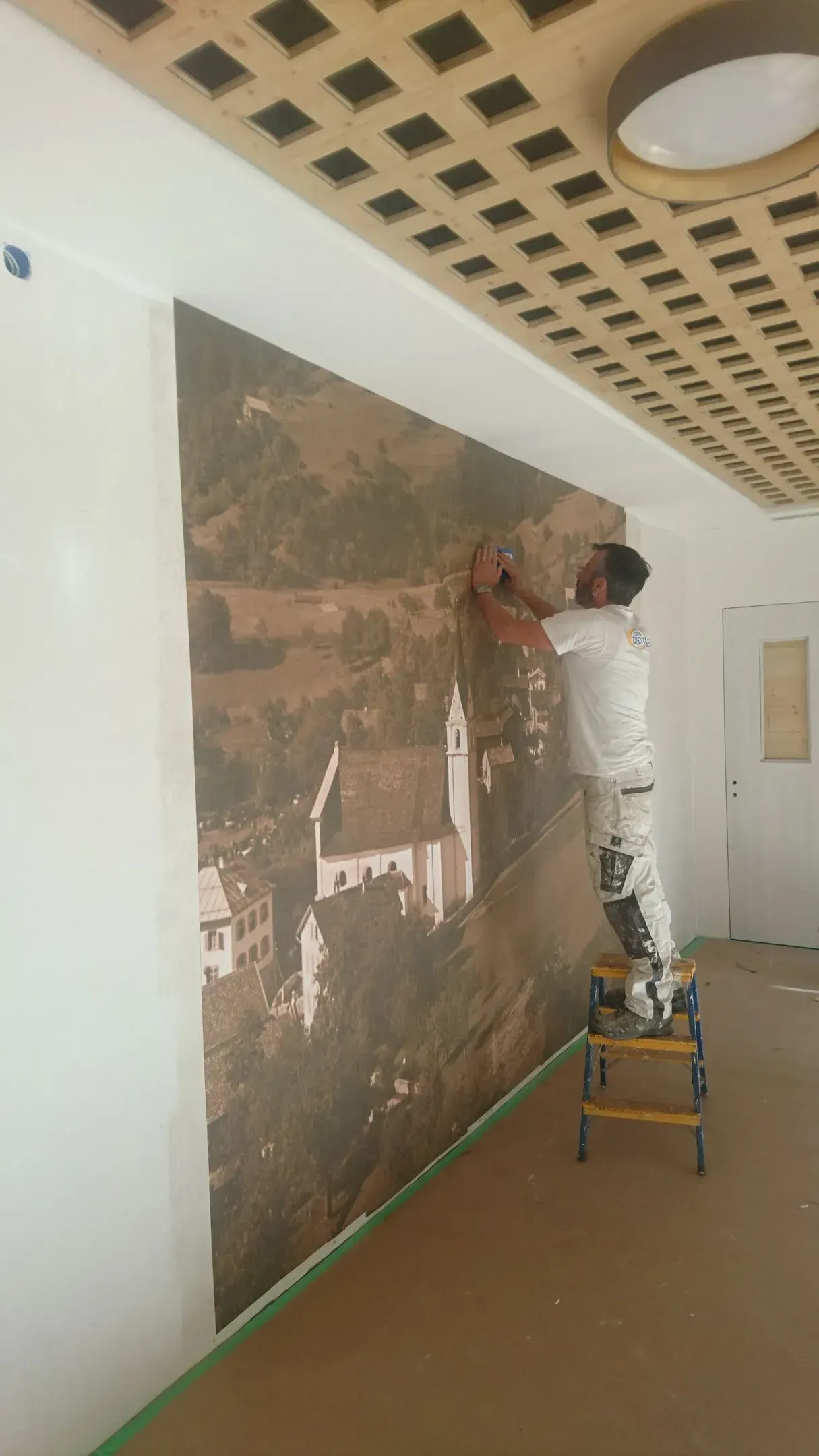 Ein leerer Raum mit einem Deckenventilator und Holztüren