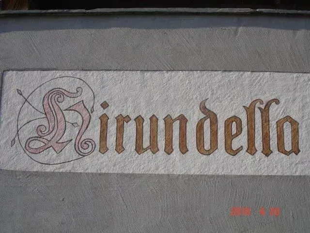 Ein Mann im gelben Overall besprüht eine Wand mit einer Sprühflasche